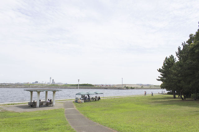 バーベキュー場と運河 バーベキュー場と運河