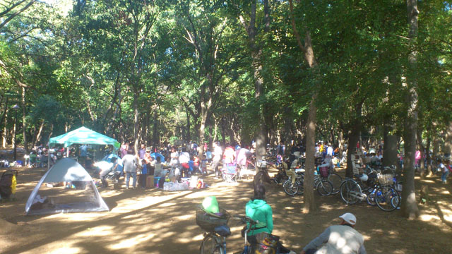 バーベキューを楽しむ人たち バーベキューを楽しむ人たち