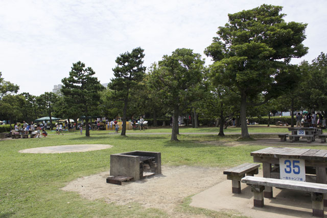 バーベキュー場備え付けのテーブル バーベキュー場備え付けのテーブル