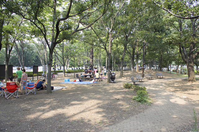 バーベキューを楽しむ人たち バーベキューを楽しむ人たち