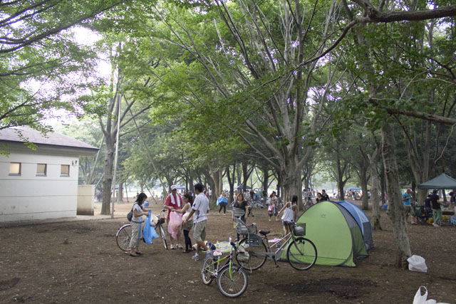 バーベキューを終えて片づけをする人たち バーベキューを終えて片づけをする人たち