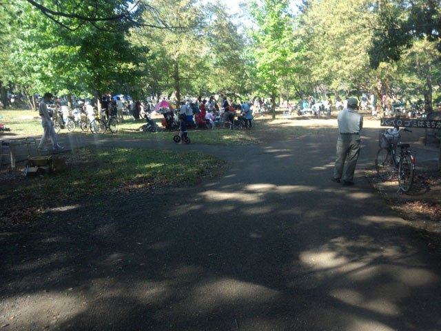 バーベキューを楽しむ人たち バーベキューを楽しむ人たち